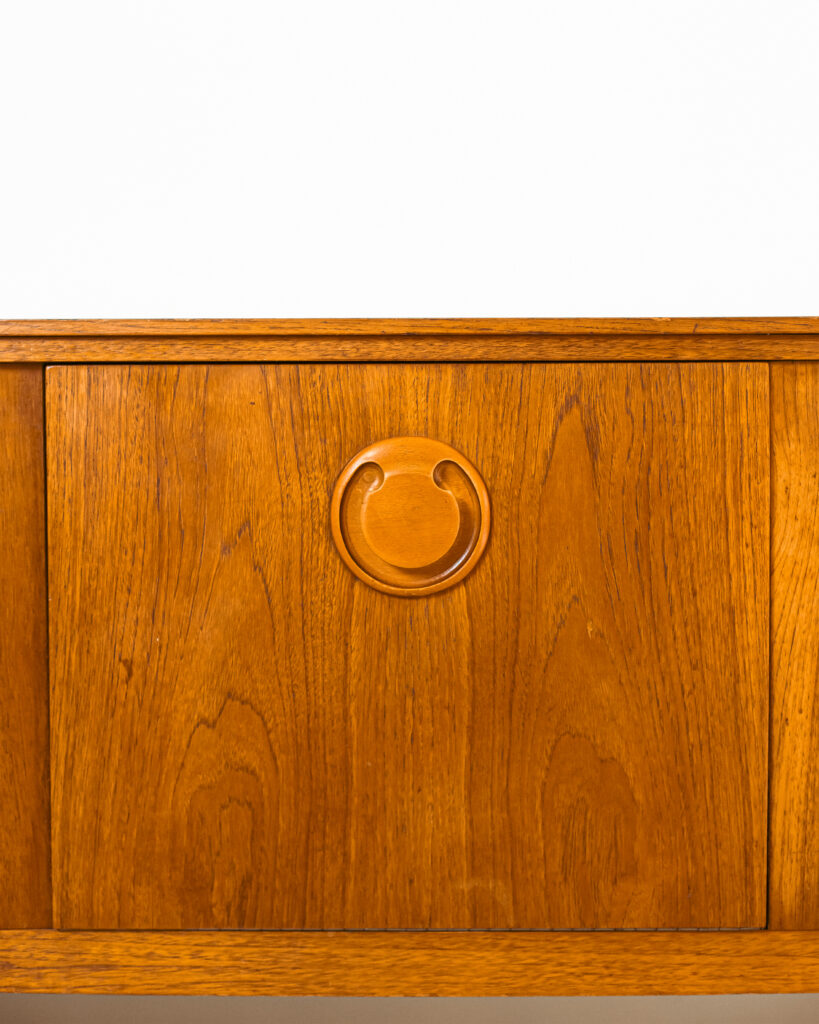 Ritka 'Beautility' Teak Szoborkomód