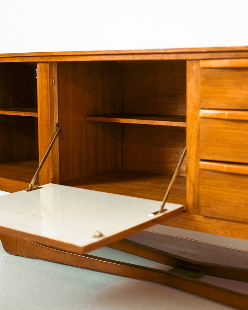 Ritka 'Beautility' Teak Szoborkomód