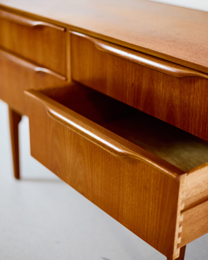 Gyönyörű Austinsuite Angol Teak Komód