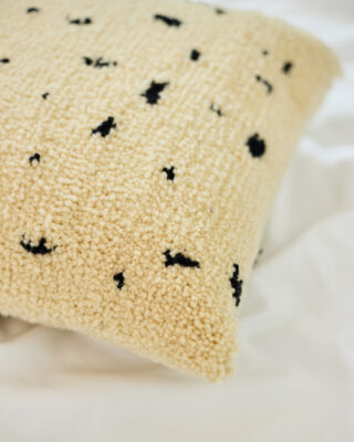 Untitled Session11162 Pöttyös Csontszinű Gyapjúpárna / Tiktik