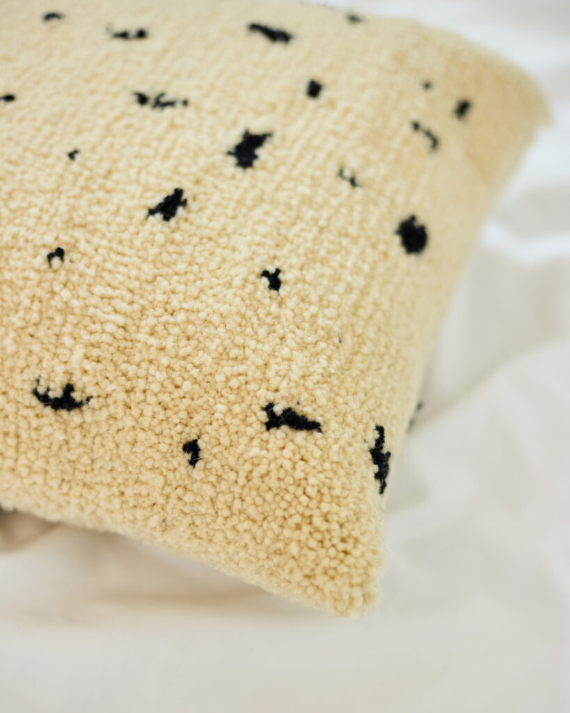 Untitled Session11162 Pöttyös Csontszinű Gyapjúpárna / Tiktik