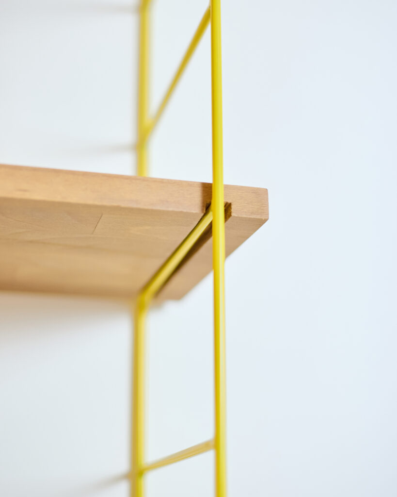 Felújított Sárga Polcrendszer 4 db Fa polccal