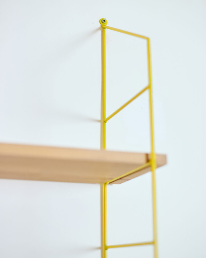 Felújított Sárga Polcrendszer 4 db Fa polccal