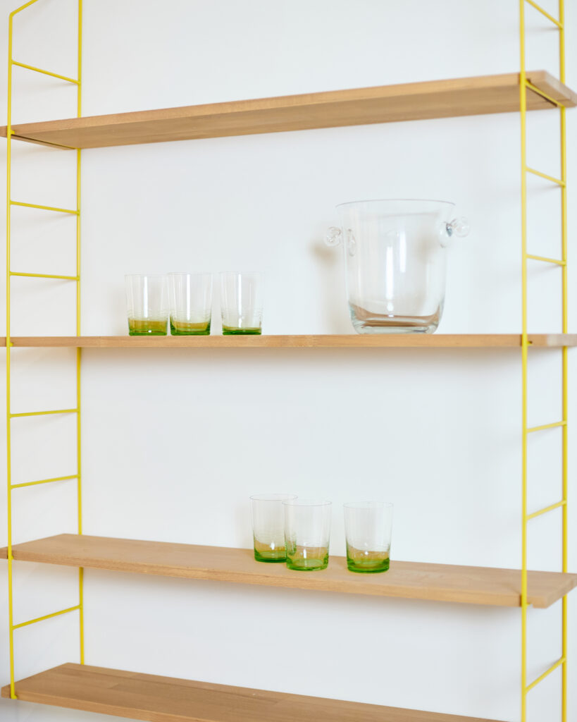 Felújított Sárga Polcrendszer 4 db Fa polccal