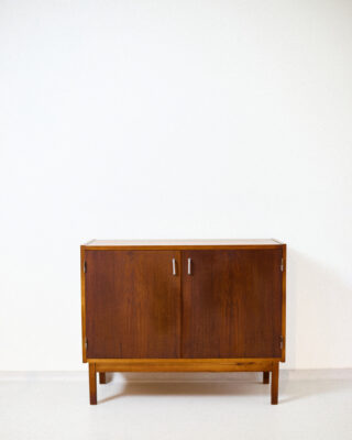 Felújított Két Ajtós Kis Dió Szekrény