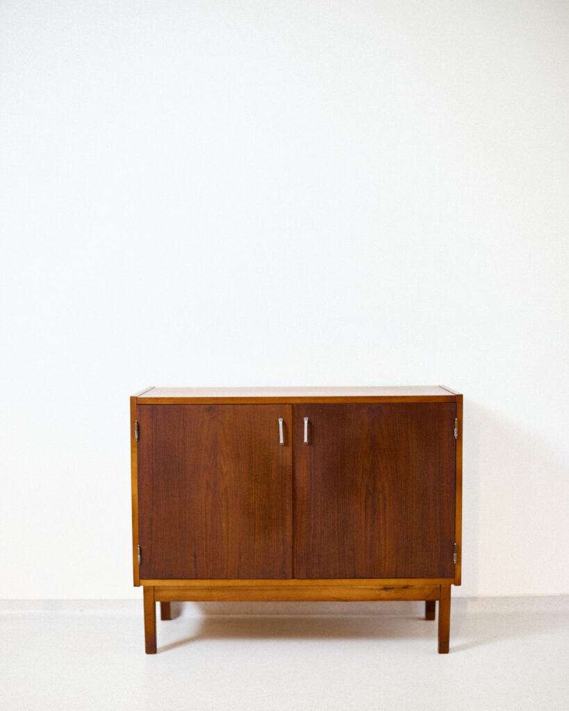 Felújított Két Ajtós Kis Dió Szekrény