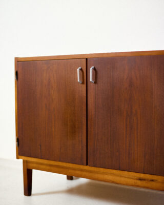 Felújított Két Ajtós Kis Dió Szekrény