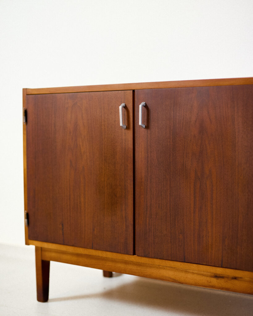 Felújított Két Ajtós Kis Dió Szekrény