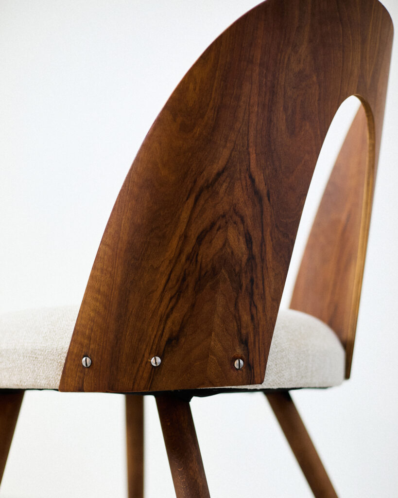 Antonin Suman Restaurált Szék Krém Bútorszövettel