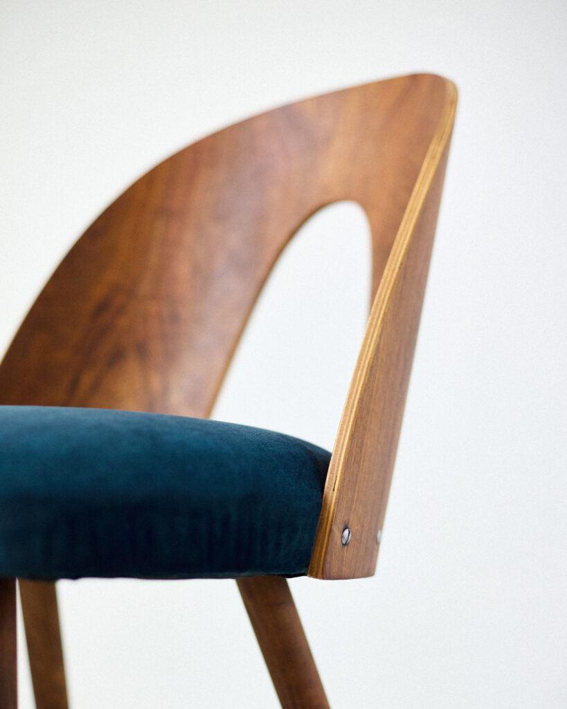 Antonin Suman Restaruált Szék Zöld Bútorszövettel