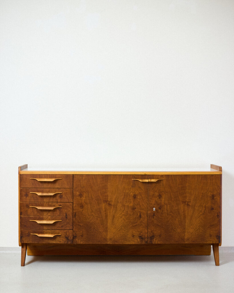 Untitled Session11541 Tatra Nabytok Restaurált Komód Fehér Üveglappal