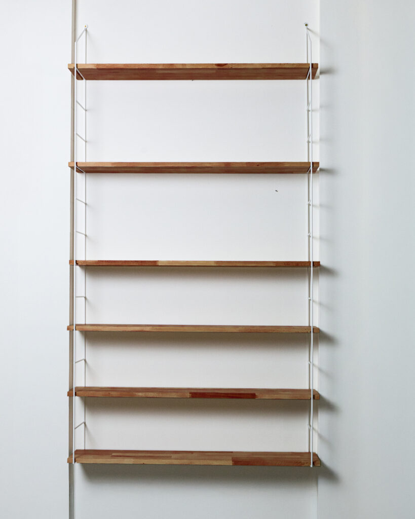 fehér polc2 Felújított Nagy Méretű Fehér Polcrendszer 6 Fa Polccal