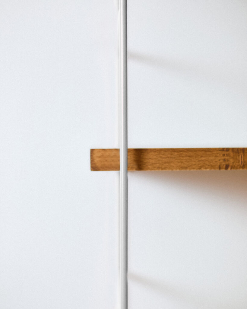 fehér polc3 Felújított Nagy Méretű Fehér Polcrendszer 6 Fa Polccal