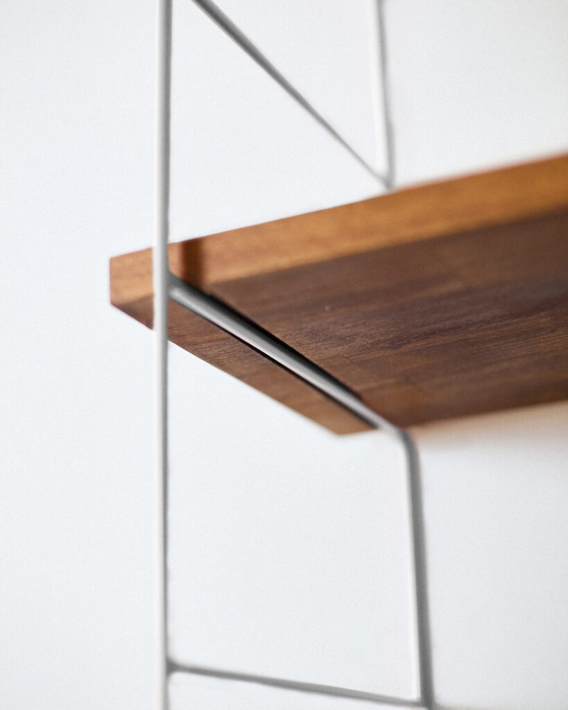 fehér polc4 Felújított Nagy Méretű Fehér Polcrendszer 6 Fa Polccal