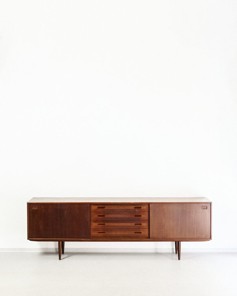 elliots-of-newbury-sideboard Elliots of Newbury Teakfa Hosszú Komód