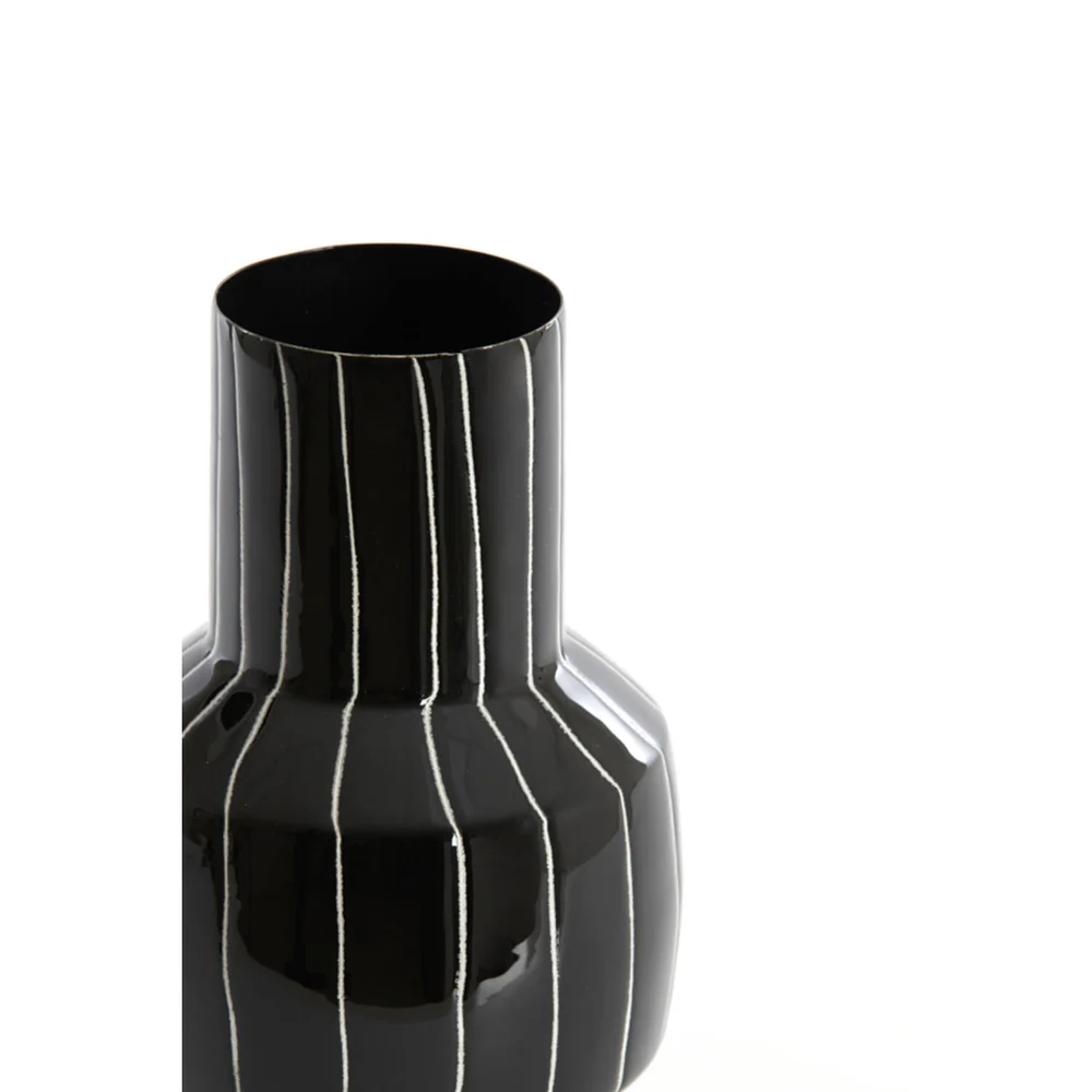 5889858_1 Fekete Fém Váza Fabrika x Studio Object