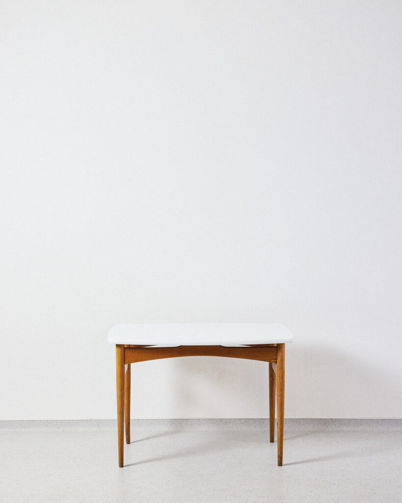Mid-Century Dohányzóasztal Fehér Asztalappal