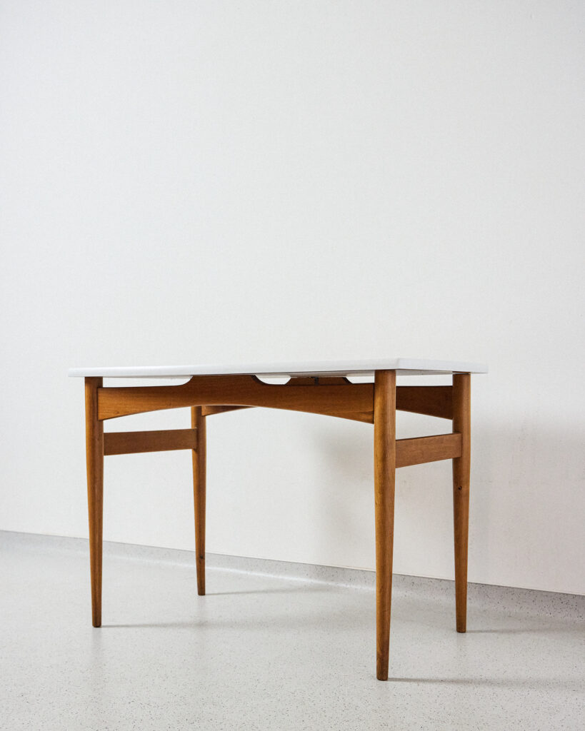 Mid-Century Dohányzóasztal Fehér Asztalappal