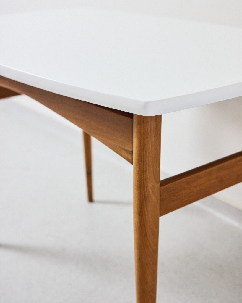 Mid-Century Dohányzóasztal Fehér Asztalappal