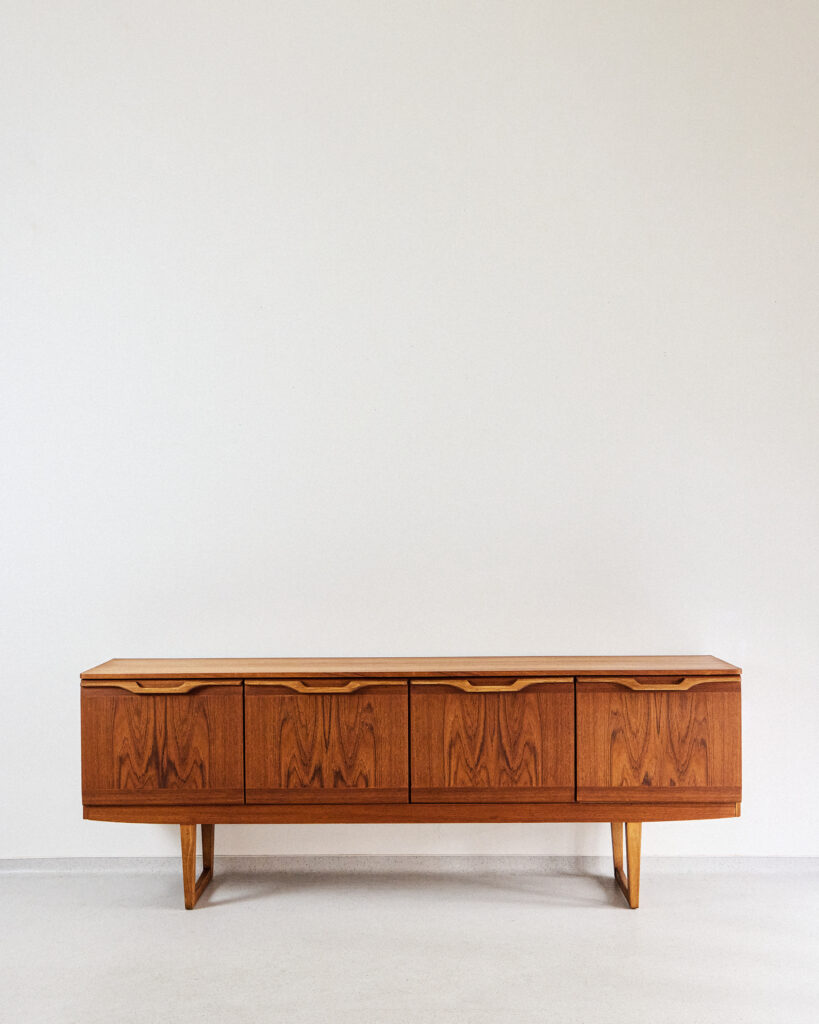 Stonehill Teak Komód Restaurált