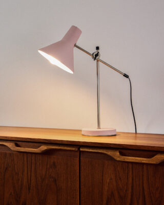 szarvasi-table-light-powder-pink-on Mid- Century Matt Rózsaszín Asztali lámpa