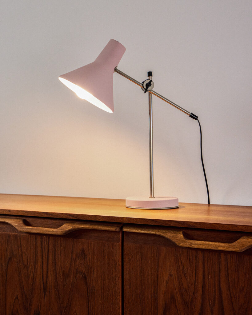 szarvasi-table-light-powder-pink-on Mid- Century Matt Rózsaszín Asztali lámpa
