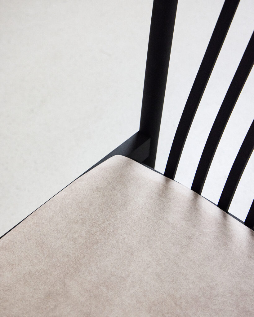 tatra-nabytok-dining-chair-black-upholstery Tatra Nabytok Pálcás Székek Szettben